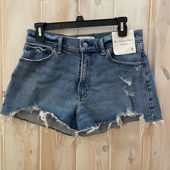 Abercrombie & Fitch Curve Love Mid Rise Mom Short  Size 28/6 Denim Cut Off - Picture 1 of 6